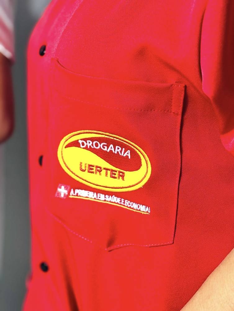 Bordado do bolso da camisa Drogaria Uerter