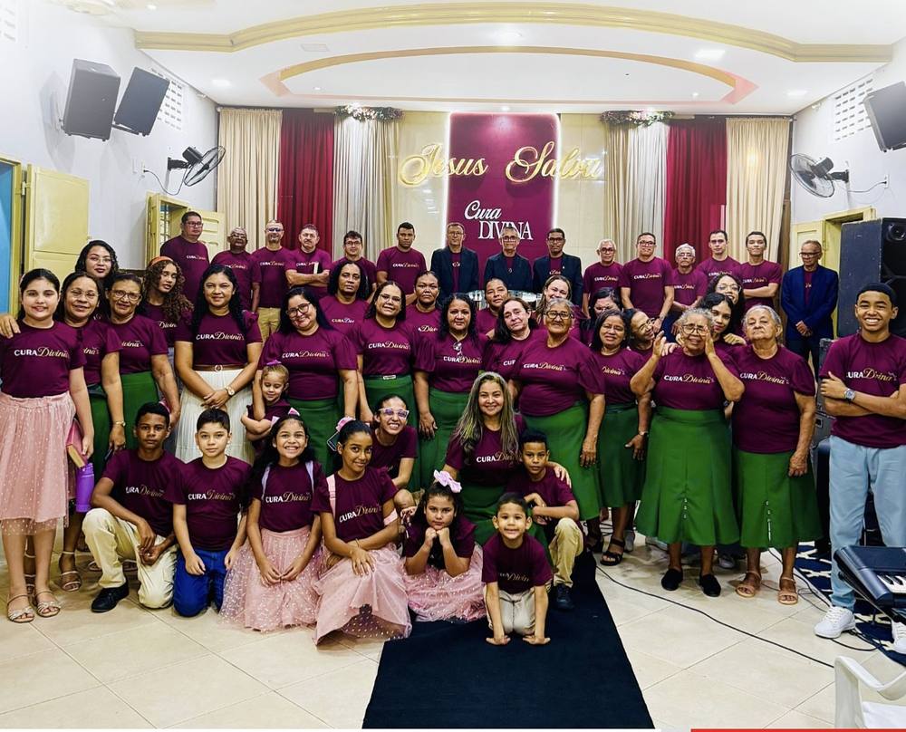 Grupo em evento de igreja com camisas Cura Divina personalizadas